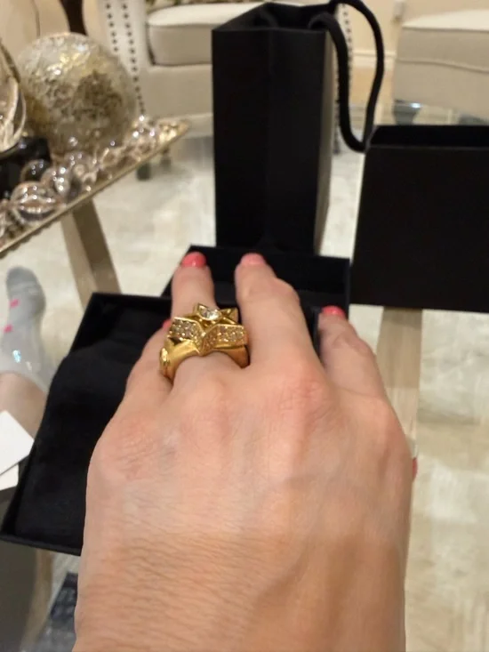 Versace
AUTHENTIC GIANNI VERSACE
SUNBURST RING
Versace Gold Star Ring - Picture 14 of 14